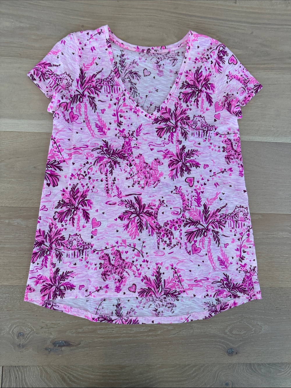 NWOT Lilly Pulitzer Pink Tropical Animal Women’ V-Neck Short Sleeve Tee size s